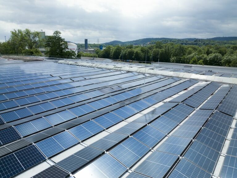 Grüner Strom für grünen Stahl: Neue Photovoltaikanlage auf Hallendach der Georgsmarienhütte GmbH installiert