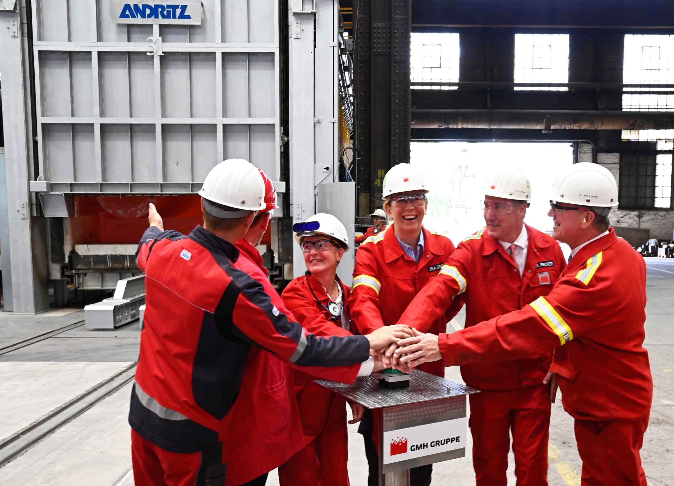 Team der GMH Gruppe startet feierlich neuen Industrieofen – symbolischer Produktionsbeginn in moderner Stahlverarbeitung.